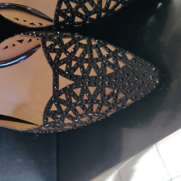 Ladies Shimmering Black 2.5" Heels With Pearl Accent  Size 7 - Picture 2 of 6